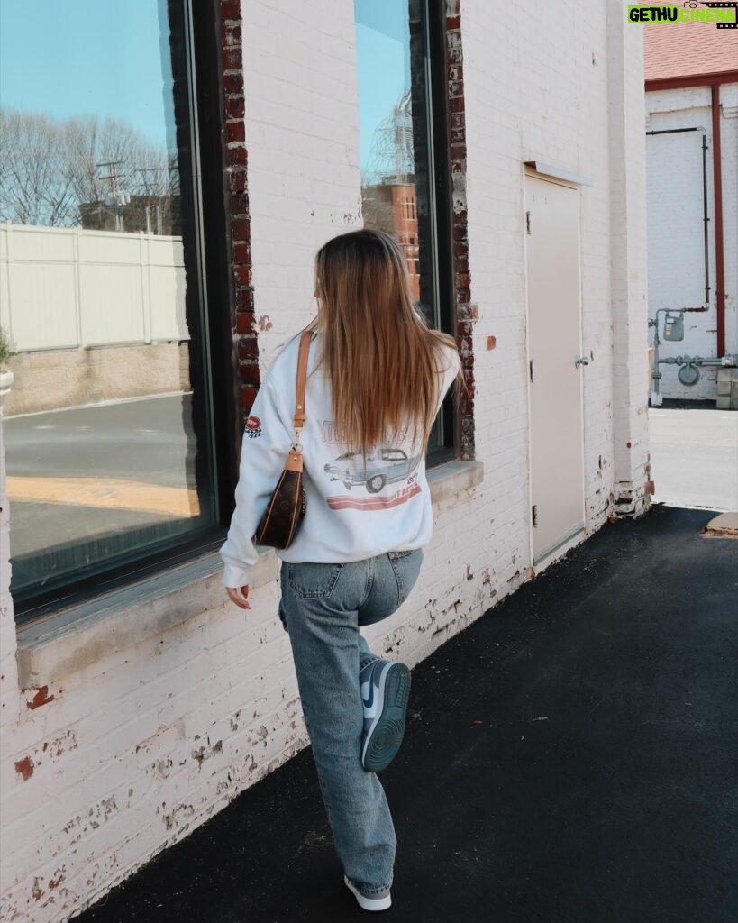 Hannah Colin Instagram - live now, think later. 🩵 #hannahgracecolin #explorepage #jb #honest #live #dontoliver #setactivewear #fitcheck #beyou #selflove #thebestisyettocome #newalbany