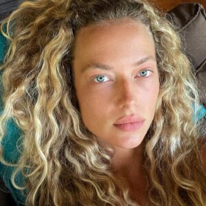 Hannah Ferguson Instagram - Missing my freckles and sun kissed skin 🙇🏼‍♀️☺️ hope y’all find some sunshine in your weekend ☀️🙃