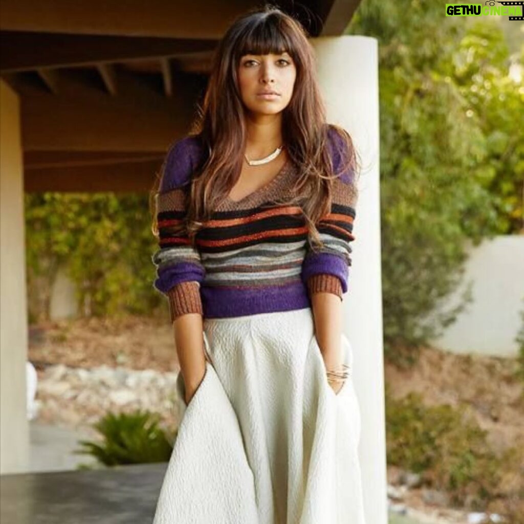 Hannah Simone Instagram - INTROVERTS REJOICE: cozy sweater season is here lock the doors ❄️