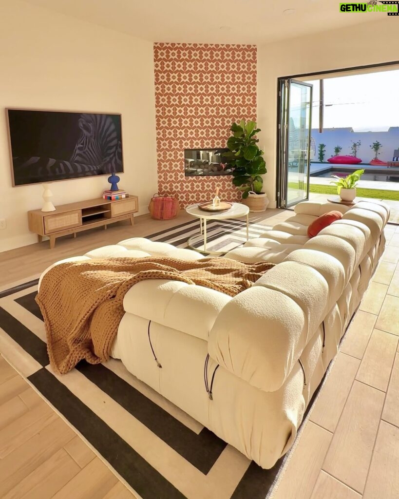Hannah Simone Instagram - 🖼 Slide through the pictures for your next vacation getaway. Which @sunstonehomes living room is your favorite? Let us know in the comments! 🌟 [ the rentals ] 〰️ 1 - Carranza 〰️ 2 - Pomelo 〰️ 3 - Ramirez 〰️ 4 - Via Vista 〰️ 5 - Madero 🌞 DM to book with special pricing #palmsprings #vacationrental #vacationhome #vrbostay #airbnbrental #visitpalmsprings #vacationspots #placestostay #palmspringsvacation #bacheloretterentals