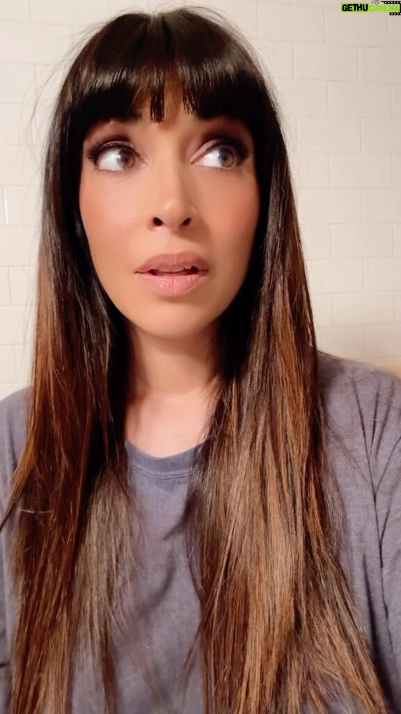 Hannah Simone Instagram - The moment you come home from co-hosting an Oscar party and change into an old tshirt and try and capture the glam look so maybe you can recreate it and then remember you once tried to glue an eyelash on and then found it on your ear 15 minutes later so let’s just accept who we are 😂😂😂