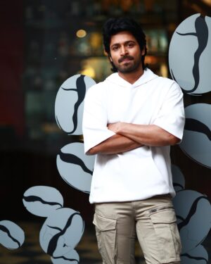 Harish Kalyan Instagram - Thaniyaga irundhan 😎
Kadhalil vizhundhan ❤️
Ippo naduvula maatikittan 😂

Too relatable?? Anyone?? 

#LGM from 28th of July
@dhoni.entertainment @ramesh_thamilmani