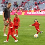 Harry Kane Instagram - A massive thank you to our fans who have made me and my family feel so welcome and at home this season. Was great to be able to spend a nice moment with the family on the pitch and thank our incredible home fans today after a good win. We’ll look to finish on a high note next weekend. 🙌 #MiaSanMia