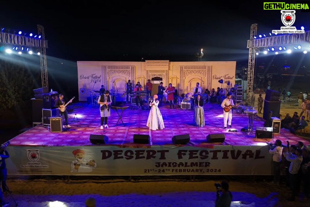 Harshdeep Kaur Instagram - The Desert Festival in the Golden City was a sight to behold, with enchanting cultural performances by renowned singer Harshdeep Kaur, Rajasthani folk artist Tagaram Bheel, and mesmerizing Kalbelia dance by Gulabo Devi. It was truly a dazzling showcase of talent. #TyoharonKaDes #ColoursOfIndia #DesertFestival #Jaisalmer #Harshdeepkaur #ExploreRajasthan #Travelrajasthan #RajasthanTourism #Rajasthan