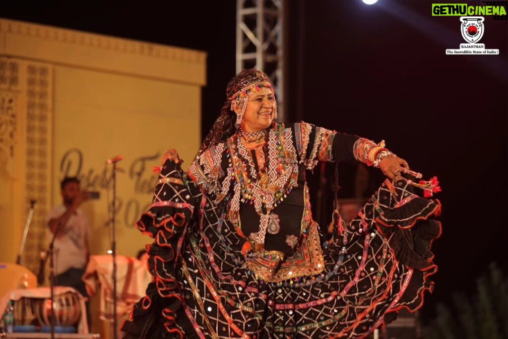 Harshdeep Kaur Instagram - The Desert Festival in the Golden City was a sight to behold, with enchanting cultural performances by renowned singer Harshdeep Kaur, Rajasthani folk artist Tagaram Bheel, and mesmerizing Kalbelia dance by Gulabo Devi. It was truly a dazzling showcase of talent. #TyoharonKaDes #ColoursOfIndia #DesertFestival #Jaisalmer #Harshdeepkaur #ExploreRajasthan #Travelrajasthan #RajasthanTourism #Rajasthan