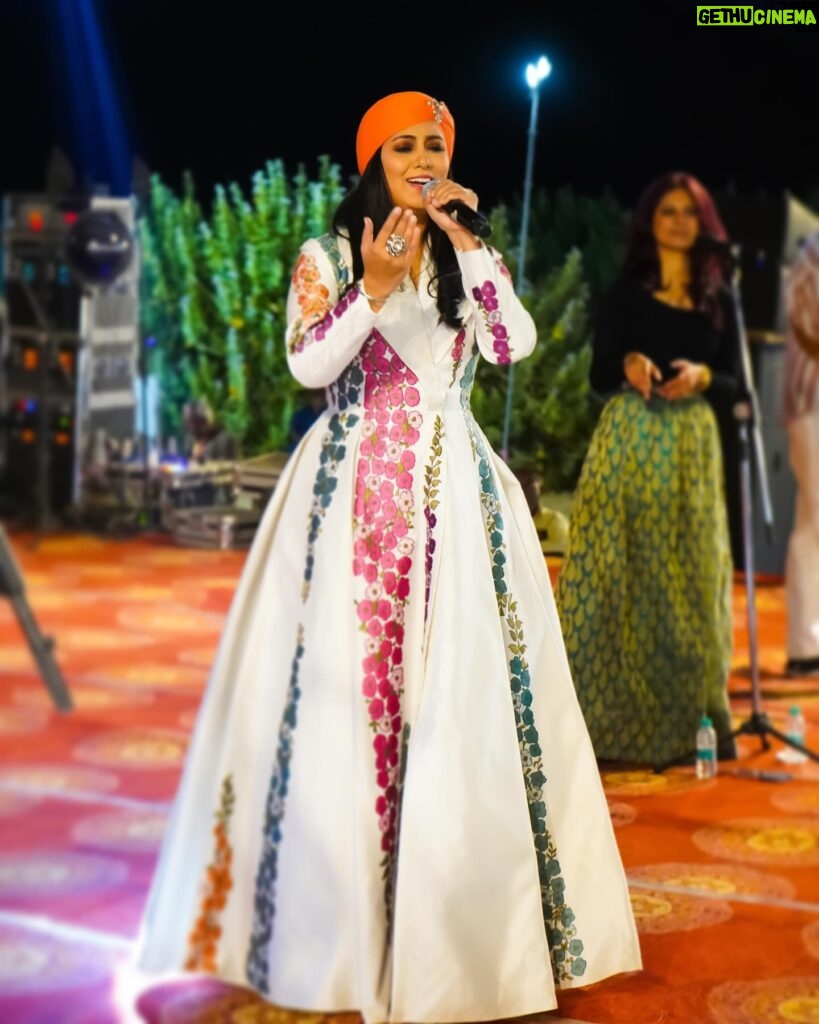 Harshdeep Kaur Instagram - Sir.. Saaz aur Sand Dunes 🏜️ #HarshdeepKaurLive @ Jaisalmer Desert Festival 2024! Outfit @samantchauhan Styling @styledbysujata Jewellery @aadamyastore Asst. @sia_03_