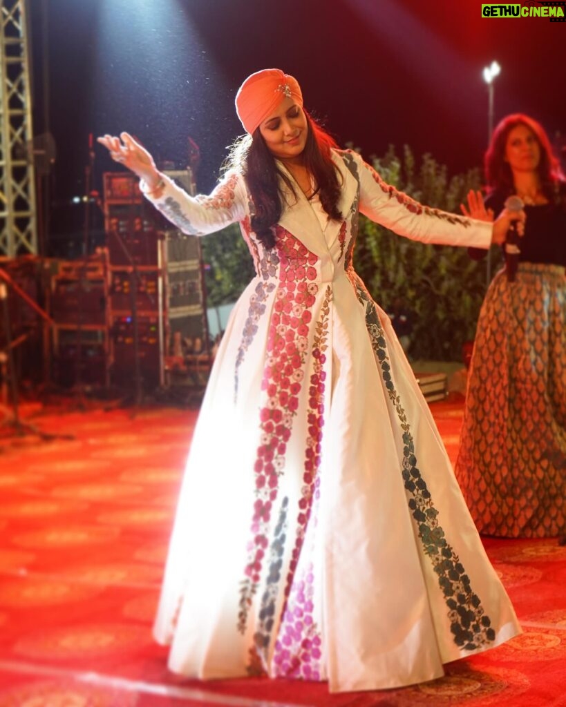 Harshdeep Kaur Instagram - Sir.. Saaz aur Sand Dunes 🏜️ #HarshdeepKaurLive @ Jaisalmer Desert Festival 2024! Outfit @samantchauhan Styling @styledbysujata Jewellery @aadamyastore Asst. @sia_03_