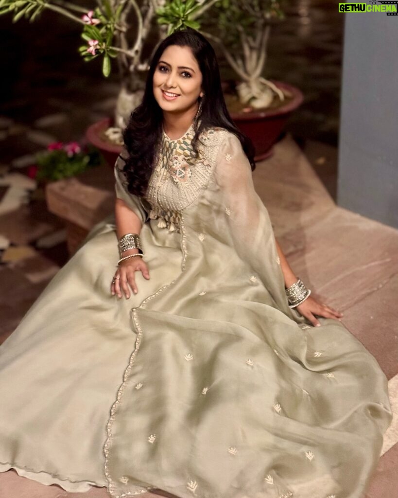 Harshdeep Kaur Instagram - Romantic Vibes in Rajasthan 🌝 Photo Courtesy @mankeet_singh ❣️ #HarshdeepKaur #HarshdeepKaurLive #Rajasthan #Jodhpur #Ethnic #sufimusic #sufiyana #greenoutfit Styled by: @styledbysujata Assistant :- @salonitandel_ Outfit: @thepinkgota Jewellery:- @pastel_pearls_jewellery @_uniquejewellerystudio