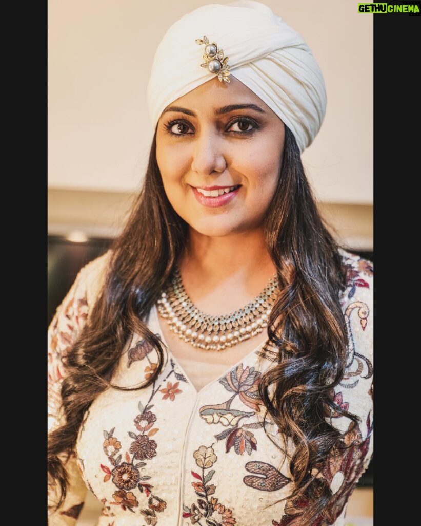 Harshdeep Kaur Instagram - Pagg wali kudi 🤍❣️ #HarshdeepKaurLive Stylist : @styledbysujata Assistant: @sia_03_ Outfit:- @adaa.mumbaii Jewellery:- @morpankh_jewels