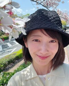 Haru Instagram - まだ桜が綺麗に咲いていた場所があり、 母が写真を撮ってくれました。 昨日も地震がありましたね。 みなさんが安心して過ごせる夜になりますように。