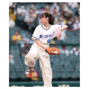 Haruka Fukuhara Instagram - .
野球の聖地、そして#阪神タイガース の本拠地の「#阪神甲子園球場 」で、
プロ野球 #セリーグ の＃阪神タイガース vs#読売ジャイアンツ 戦にて#ファーストピッチセレモニー をさせて頂きました⚾️
神聖なマウンドに立たせていただき、凄く緊張しましたが、とても素敵な経験をさせて頂けて、夢のような時間を過ごさせて頂きました！
この感動はずっと忘れません✨
本当にありがとうございました！

皆さん一緒に応援していきましょう📣

#甲子園
#舞いあがれ！
#放送開始10/3