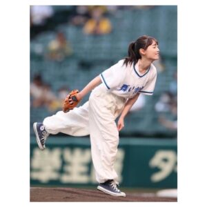 Haruka Fukuhara Instagram - .
野球の聖地、そして#阪神タイガース の本拠地の「#阪神甲子園球場 」で、
プロ野球 #セリーグ の＃阪神タイガース vs#読売ジャイアンツ 戦にて#ファーストピッチセレモニー をさせて頂きました⚾️
神聖なマウンドに立たせていただき、凄く緊張しましたが、とても素敵な経験をさせて頂けて、夢のような時間を過ごさせて頂きました！
この感動はずっと忘れません✨
本当にありがとうございました！

皆さん一緒に応援していきましょう📣

#甲子園
#舞いあがれ！
#放送開始10/3