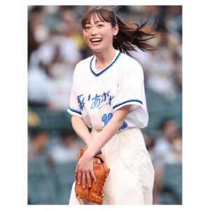 Haruka Fukuhara Instagram - .
野球の聖地、そして#阪神タイガース の本拠地の「#阪神甲子園球場 」で、
プロ野球 #セリーグ の＃阪神タイガース vs#読売ジャイアンツ 戦にて#ファーストピッチセレモニー をさせて頂きました⚾️
神聖なマウンドに立たせていただき、凄く緊張しましたが、とても素敵な経験をさせて頂けて、夢のような時間を過ごさせて頂きました！
この感動はずっと忘れません✨
本当にありがとうございました！

皆さん一緒に応援していきましょう📣

#甲子園
#舞いあがれ！
#放送開始10/3
