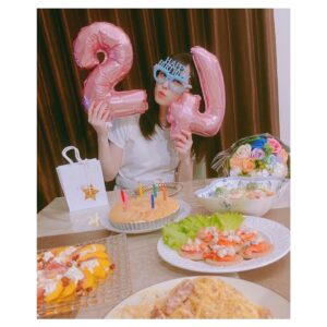 Haruka Fukuhara Instagram - .
24歳になりました☺︎
たくさんのお祝いメッセージ
本当にありがとうございます！
不器用な私がここまで来れたのも応援して下さっている皆様のおかげです！
心から感謝しています😌
皆様への愛と真心を込めて、
素敵なものをお届けできるよう頑張ります！
24歳の福原遥もよろしくお願いします✨

#24の4が逆になっちゃった笑
#私っぽい