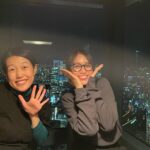 Haruna Kondo Instagram - ※ 一番になっちゃんとカレンちゃんがお誕生日のお祝いをしてくれたのですが、 ふたりが企画してくれたのが、 「誕生日ミステリーツアー」 時間と住所だけ伝えられ、一日なにが起こるかわからないと言うもの！ ふたりからメールがきたときはわくわくしましたが、カレンちゃんからミステリーと言う名の安心な旅ですと言われ、無茶はしないなと安心しました笑 なっちゃんから送られた住所をマップに入れたら、マッサージ屋さんが出てきて、あ、たぶんマッサージに連れて行ってくれるんだ☻と思っていたのは内緒です✌︎ すっごくリッチで、ふたりの気持ちもうれしくて、いつもより気持ちよかったマッサージを終えると、もうすでに時間がおしてしまったのか笑、焦りながら、次の場所へ。何も聞かされずに着いていくと、夜景の綺麗な焼肉屋さんへ♡ 綺麗な夜景を見せてあげたい、おいしいお肉を食べてほしいという二人の気持ちを聞いて、口説かれてるのかな？というくらいロマンチックだし、これまた気持ちが嬉しくて、おいしさ増し増しでした！ バーにも連れて行ってくれて、周りのカップル、全員プロポーズしてるのでは？というくらい素敵な場所で最高でした♡ ふたりとも本当にありがとう！！！ #1枚目マッサージおわりのトゥルトゥル3人 #2枚目やさしきギャルたち #3枚目まさかの肉ケーキ #4枚目思わずおいしい顔 #5枚目せーのが合わないギロり目線を送るなっちゃん笑