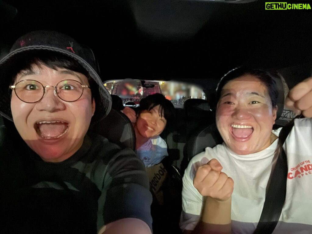 Haruna Kondo Instagram - ※ 2人乗りの車から5人乗りに変えたので、ガンバレルーヤを2人とも乗せることができました。 目的地に着いたのに、なかなか降りてくれなくて、そこを除いたら最高でした！ この日は川村エミコさんも乗ってくれました。川村さんはスッと降りてくれました！ 車って便利！ #旧車何乗ってたかはYouTube見てね