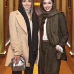Hasti Mahdavifar Instagram - تيغ سانسور اين بار تيز تر از هميشه ! سلام دوستان عزیز از اول مرداد ماه سال گذشته از برنامه همرفيق با من تماس گرفتند تا مهمانشان باشم. رفقات حكم ميكرد تا پس از مدتها مهمان برنامه اى باشم كه براى عواملش احترام قائل بودم. مهر ماه با برادرم عزیزم مهمان همرفيق بوديم. بنا به دلايلى ، قرار شد تا آذر ماه دوباره و اينبار به همراه يك رفيق صميمى مهمان همرفيق باشم. از صميمى ترين دوستم نهال دشتى خواهش كردم كه در برنامه كنار من باشد.او هم رفاقت كرد و آمد. نزديك به هشت ماه از آن روز و آن برنامه كه به گمانم جذاب هم شده بود ميگذرد. اگر شما از آن برنامه چيزى ديده ايد من هم ديده ام! اگر خبرى خوانده ايد من هم خوانده ام! تهيه كننده همرفيق هم ظاهرا در چند ماه گذشته آنقدر گرفتار انواع و اقسام مصائب شده اند كه نميتوانند پاسخى به من بدهند و اگر هم پاسخى باشد در حد امروز و فردا كردن و وعده آينده دادن است.در نتیجه علت پخش نشدن برنامه،برای شخص من در هاله ای از ابهام باقی ماند. از سويى شرمنده رفيقى هستم كه به خاطر من به همرفيق آمد و از سويى امروز بدهكارِ خودم هستم كه چرا رفاقت كردم و به همرفيق رفتم! و حتی خارج از وظایفم کمکی کردم! ميخواهم بگويم كسانى كه بر همرفيق نظارت ميكنند و مانع پخش آن به واسطه حضور ما و یا به هر دلیلی بودند مفهوم رفاقت را در ذهن من تغيير داده اند. و اين رشته سر دراز دارد… اگر قرار باشد نظارت هاى كلافه كننده و بى مورد تلويزيون در پلتفرمهاى اينترنتى هم اعمال شود از امروز بايد بر عاقبت اين پلتفرمها گريست. آنچنان كه امروز همه علاقه مندان به هنر به حال وضعيت تلويزيون ميگريند. اينكه با اصرار مهمانى را دعوت كنيم (حتی برای دوبار)و بعد چنين رفتارى با او كنيم، يا گفتگويش را پاره پاره كنيم يا صورتش را بيرنگ كنيم نه فقط نامش رفاقت نيست بلكه دشمنى آشكار است.پا بر گلوی جوانان گذاشتن است ، انکارشان است، فراری دادنشان است! و از همه رنج آور تر عدم پاسخگويى است كه مستقيما مفهوم بى احترامى دارد. اميدى ندارم كه توضيحى در خور از جانب سانسور كنندگان يا تهيه كننده محترم(كه احتمالا خودشان زير فشار سانسور كنندگان هستند)بگيرم اما قطعا اين رفتار ناپسند سبب خواهد شد كه در آينده فريب مدعیان رفاقت را نخورم و براى رسم رفاقت وقت و دقت بيشترى صرف كنم.گرچه همیشه زیر تیغ بُرنده ی سانسور بوده ام،خواستم لااقل اینبار دیگر خود سانسوری نکنم. در پايان از شهاب عزيز،برادر عزیزم‌ هومن و خصوصا دوست مهربانم نهال ممنونم كه در كنارم بودند تا همرفيقى تماشايى رقم بزنيم. حيف دوستدار شما هستی مهدوی #همرفیق