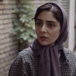 Hasti Mahdavifar Instagram - سلام دوستان. خواستم چند نكته ي مهم راجع به فيلم هفت و نيم و باقي فيلمهاي اكران آنلاين رو بگم. عزيزان ، ما براي ساخت يك فيلم خيلي زحمت ميكشيم. خيلي يعني انقدر زياد كه قابل توصيف نيست. اما زحمتي كه ميكشيم براي شماست. براي شما كه وقتي فيلمي را ميبينيد لذت ببريد. اگر باب طبع تان هم نبود باز ما شرمنده ايم. اما لطفا،براي جبران زحماتي بس بسيار كه ما ميكشيم، شما نيز فيلم را قانوني ببينيد. از چنل هاي تلگرامي يا سايت هاي غير مجاز دانلود نكنيد . از ماهواره نبينيد، بزنيد يه شبكه اي ديگر.حلال نيست. لقمه ي حرام ناخواسته براي خود نپيچيد. شما براي ديدن فيلمهاي اكران آنلاين بايد بليط تهيه كنيد.از سايتهاي مجاز فيلم را ببينيد. مثل فيليمو. سخن كوتاه ميكنم. ممنونم از كساني كه فيلم ها را قانوني ميبينند و اميدوارم از ديدن هفت و نيم لذت ببريد. ممنون ❤️ . @filimocom