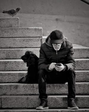 Hasti Mahdavifar Instagram - يكمم سياه و سفيد حالا
#كبوتر_فضول
#سرت_رو_نكن_تو_گوشي_مردم
.
Photo by : me 
.
#blackandwhitephotography #human #dog #Pigeons #bird #technology #streetphotographersmagazine #streetphotography #streetphotographers #tehranstreetphotofestival #instagram #streetleaks #streetphotographersfdn #streetlife #tspf #portbox #bnw_demand #burndiary #evrybodystreet #reportagespotlight #pavia #paviaitaly #canon #canonphotography #hunter #canonphotographer