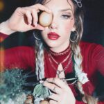 Hayal Köseoğlu Instagram - Evde sıkılıp tezgahı kurmuşumdur. Pastoral meets modern. Kompozisyon hakkında hiçbir fikrim yok. 🍳🥚🌹🌿 #selfphotoshoot