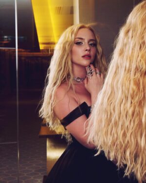 Hayal Köseoğlu Instagram - Dün evente 2 saat geç kaldım ama olsun en azından çok güzel fotoğraflar çektik shdjflşg✨ #cityofcharacters

styling: @cestlavie.istanbul 
makeup: @erkanuluc 
hair: @essalonhairandbeauty 
fotoğraf📸: @unalavcii
fotograf asitanı: @emirhan.topcuu