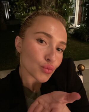Hayden Panettiere Instagram - All my love 😘
