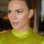 Hayley Atwell Instagram - Green dream machine 🍏💚🔫 Styling @rosefordestudio Dress @carolinaherrera Jewellery @garrard Shoes @louboutinworld Hair: @dayaruci Make-up: @naokoscintu #missionworldtour