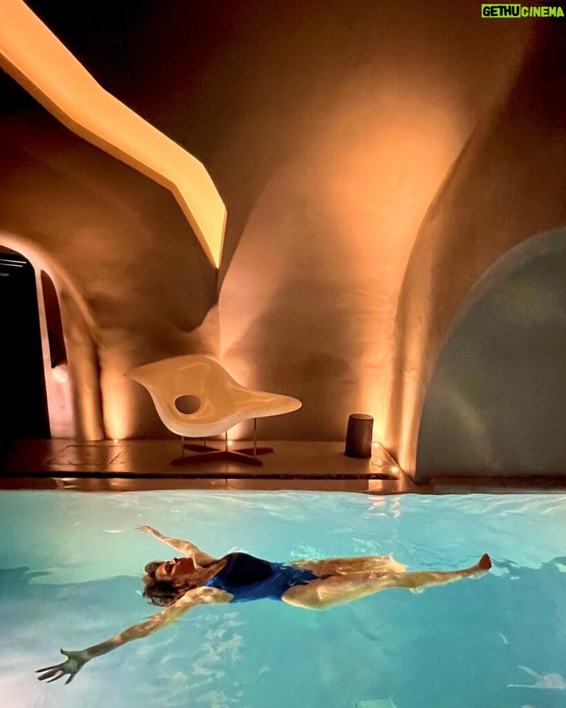 Hayley Atwell Instagram - Villa no. 4 @kivotossantorini is a seductive, cavernous dwelling built into the edge of the caldera where mid-century modernism meets ancient Cycladic charm. The lights dance from orange to purple and green and music travels through each curved room. 🇬🇷
