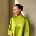 Hayley Atwell Instagram - Green dream machine 🍏💚🔫 Styling @rosefordestudio Dress @carolinaherrera Jewellery @garrard Shoes @louboutinworld Hair: @dayaruci Make-up: @naokoscintu #missionworldtour
