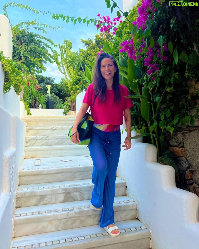 Hayley Atwell Instagram - Bougainvillea 💕🌺 @kivotosmykonos