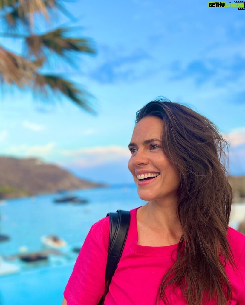 Hayley Atwell Instagram - Bougainvillea 💕🌺 @kivotosmykonos