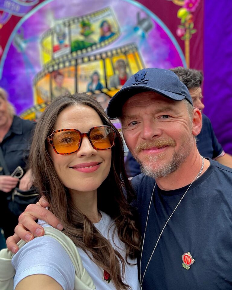 Hayley Atwell Instagram - In solidarity with @sagaftra members of @equityuk gathered in Leicester Square in London today #sagaftrastrong #sagaftrastrike @simonpegg