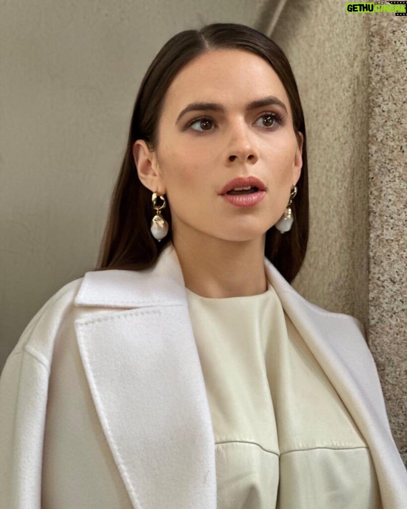 Hayley Atwell Instagram - 🤍🤎 autumnal makeup tones by @wendyrowe styled by @rosefordestudio wearing @giada_montenapoleone with tresses smoothed by @stefanbertin in the city of Milan, styled by… itself 💚🤍❤️