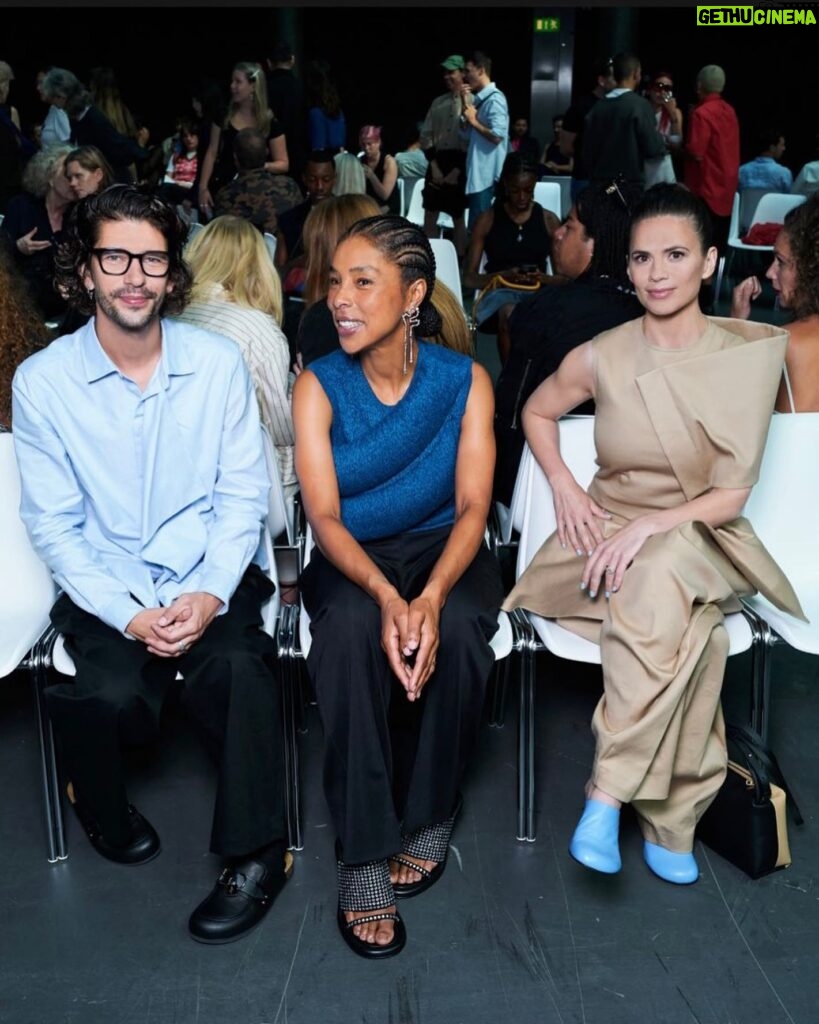 Hayley Atwell Instagram - British theatre comes to @jw_anderson london fashion week show… Ben Whishaw and Sophie Okonedo are two of our great stage talents. Their work continues to inspire and move me. @rosefordestudio @wendyrowe @stefanbertin 💫 picture credit: Jed Cullen/Dave Benett/Getty