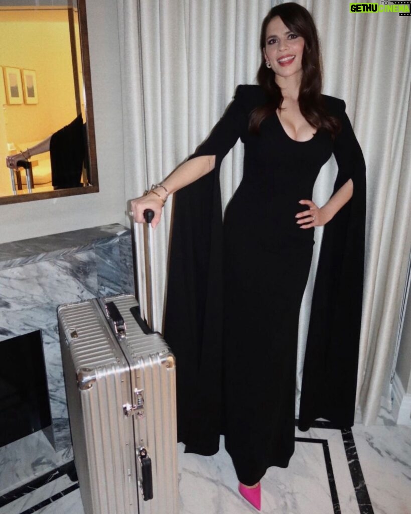 Hayley Atwell Instagram - Oversized clutch. @evening.standard theatre awards presenting Best Director to our much-loved @jamielloyd @jamielloydco. Wearing @roland_mouret and @louboutinworld with gorgeous jewels by @tabayer all packed up in the indestructible @rimowa case. Hair @bjornkrischker make-up by @armanibeauty @naokoscintu styling @rosefordestudio 💕
