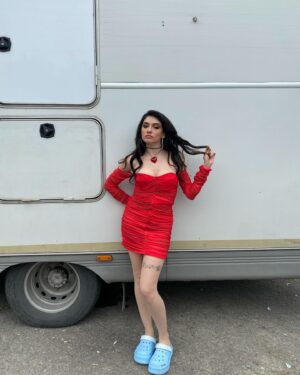 Hazar Ergüçlü Instagram - Bu akşam bizim ortam💃🏿❤️‍🔥 @incitaneleribkm