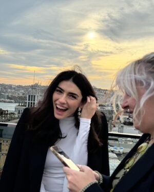 Hazar Ergüçlü Instagram - Backstage @istanbullifedergisi 🌷