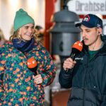Hazel Brugger Instagram - Wie unglaublich geil das war. Ich wollte schon als kleines Kind immer bei Wetten Dass mitmachen (hab sogar extra für eine Kinderwette geübt aber war dann nie da). Irgendwann war ich kein Kind mehr und dachte, es wird nichts mehr - aber siehe da: Am Samstag durfte ich als Moderatorin der Außenwette meiner Lieblingstätigkeit nachgehen und mit schreienden Schweizern in einem Graben aus Kies in der Kälte stehen. Vielen Dank an den Seilzieh-Club Stans-Oberdorf (Wettkönige der Herzen), ans ganze Team vor Ort (mit dem Zweiten zieht man besser) und vor allem an alle, die geschaut haben ❤️ es hat sich für mich angefühlt wie Hollywood und WM-Sieg gleichzeitig, richtiger Matthias Schweinsteiger Moment 🏆 📷 Christian Koch zdf