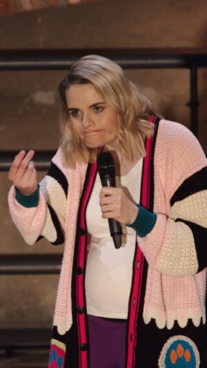 Hazel Brugger Instagram - Wer hat mein Programm #kennensiediesefrau schon gesehen? Gestern Abend lief es auf @3sat , jetzt ist es in der Mediathek und auf unserem YouTube-Kanal for free! Für alle Fans von #standupcomedy oder #hazelbrugger ein Muss 😅