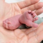 Hazel Brugger Instagram - Vielen Dank für die vielen Nachrichten und Glückwünsche 👣 die letzten Tage waren wirklich etwas Besonderes und wir versuchen, jeden Moment zu genießen (so gut es eben geht 😉) man vergisst immer wieder, wie klein diese Babys anfangs sind.. Ps der eine Fuß ist noch etwas dunkel vom ersten Fußabdruck