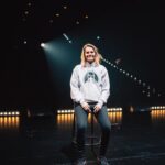 Hazel Brugger Instagram - Hazel 🫶🏾 das war ein Fest! Ab 14. Januar könnt Ihr Hazel‘s Programm „Kennen Sie diese Frau“ auf @3sat oder Hazel‘s und @spitzer_thomas gemeinsamen Youtube Kanal anschauen! Bis dahin: ein bisschen Backstage mit @hazelsgonnahaze 🤍 • #hazelbrugger #behindthescenes #leicacamerade #leicam