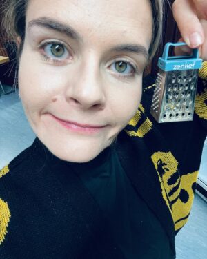Hazel Brugger Instagram - Das Wochenende in Wien war einfach perfekt - Schnee, Eiseskälte, Kaiserin Sisi (oh Gott, unsere Tochter ist obsessed) und ein Live-Podcast vor über tausend premium Wienerinnen und Wienern.
Es ist eh so schön zu sehen, wie Live-Podcasts es schaffen, einzigartige und niemals rekonstruierbare Momente zu erzeugen. Nach zwölf Jahren auf der Bühne kickt mich dieses Unplanbare nochmals ganz anders und im Gegensatz zu Stand Up funktioniert ein Podcast ja auch nicht alleine sondern nur im Team, was echt auch eine wunderschöne Abwechslung ist. Auf viele weitere Wien- und Welt-Trips, @spitzer_thomas 🥂
(Ah und auf dem Bild mit der Reibe seht ihr, wie ich versuche, sexy zu schauen)