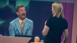 Hazel Brugger Instagram - Heute Abend um 20.15 Uhr gehts los auf @prosieben - ich hab es geschafft und letzte Woche Matthias Schweighöfer die Show gestohlen. Jetzt darf ich das WSMDS Staffelfinale moderieren 😎 Und das in der Prime Time, oh yeah Ich sag es mal so: Die Show wird wirklich sehr krass. Sehr krass gut (für Leute, die einen guten Geschmack haben).
Also schmeißt euer Käsefondue an, packt die Nasenflöte aus und hockt euch mit der WG und Familie und dem Paketboten auf die Couch ❤️