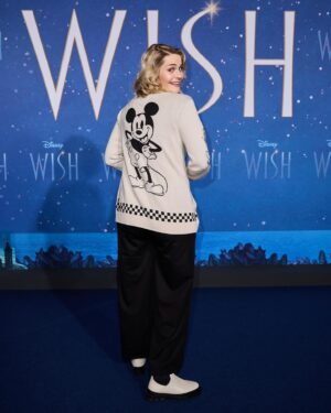 Hazel Brugger Instagram - Es hört grad irgendwie nicht mehr auf mit Highlights: Heute ist es endlich so weit und mit WISH kommt der erste Kinofilm raus, bei dem ich eine Synchronstimme sprechen durfte 🤯🤩 Die Arbeit daran hat mir noch mehr Spaß gemacht als erwartet (auf Bild 4 seht ihr, wie ich schon als kleines Kind - ich bin das rechts im Bild - immer meinen Kuscheltieren eine Stimme verliehen habe, auf Bild 5 mehr oder weniger dasselbe Bild 28 Jahre später) und es ist echt einfach verrückt, Teil von so etwas sein zu dürfen. Kleiner Pro-Tipp an dieser Stelle übrigens noch an alle, die schwanger auf den roten Teppich gehen - oder auch einfach so Bock auf Komfort haben - Mickey-Maus-Strickjacken sind der absolute Bringer 🫡
Schreibt mir gerne, wie ihr den Film fandet und ob ihr Team süß oder salzig seid bei Popcorn ⭐️ #Wish #Disney #DisneyDe - Anzeige