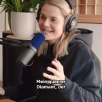 Hazel Brugger Instagram - Alle denken, Hazel wäre queer 🌈 #hazelthomashörerlebnis @busenfreundin_podcast