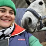 Hazel Brugger Instagram - Ich gebe mich geschlagen und bin jetzt auch ein Pferdemädchen. Lange genug hat es gedauert, aber die Bibi-und-Tina-Sekte war nun auch für mich zu überzeugend. Am Wochenende war ich mit den Mädels ein Fohlen einreiten (bitte so junge Pferde nur mit Menschen unter viereinhalb Kilo belasten), ein Pony putzen und die Nordsee berühren. Wir haben Gülle geschnüffelt, Popcorn im Auto ausgeschüttet, ich habe meine Latte-Art verbessert und meine Mutter hat mir Babyfotos von vor dreißig Jahren geschickt. 10/10 gerne wieder, uns geht es gut. (Ich hab noch weitere dreihundert Bilder aber möchte nicht plötzlich zu hardcore pferdehaft wirken. Wenn Interesse besteht, poste ich noch mehr 🐴)