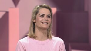Hazel Brugger Instagram - Selten hat mir etwas so viel Spaß gemacht wie die Aufzeichnung von WSMDS und selten hab ich mich so auf eine Veröffentlichung gefreut.
Ab Sonntag, 20.15 Uhr, könnt ihr auf ProSieben schauen, ob (und wenn ja, wie) @matthiasschweighoefer und @florian.david.fitz und ich es schaffen, @officiallyjokoturbo die Show zu stehlen. Zur besten Sendezeit, am Tage des Herrn.
Ich sag‘s mal so, es würde mich irgendwie überraschen, wenn der schlaksige Schokohändler es schaffen würde, alle sechs Mal selber zu moderieren, andererseits hat er ein immens großes Allgemein- und doofes Detailwissen, gepaart mit einem eisernen Willen, immer weiter gewinnen zu wollen…

📷 von Julian Mathieu