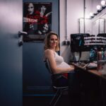 Hazel Brugger Instagram - Ihr seid der Wahnsinn! Mein Special #kennensiediesefrau hat gerade 2 Millionen Aufrufe auf YouTube erreicht. Danke euch allen für den Support! Schaut unbedingt das Making Of – dort gibt’s exklusive Einblicke hinter die Kulissen 📹🦆 📸 @oliver_forstner