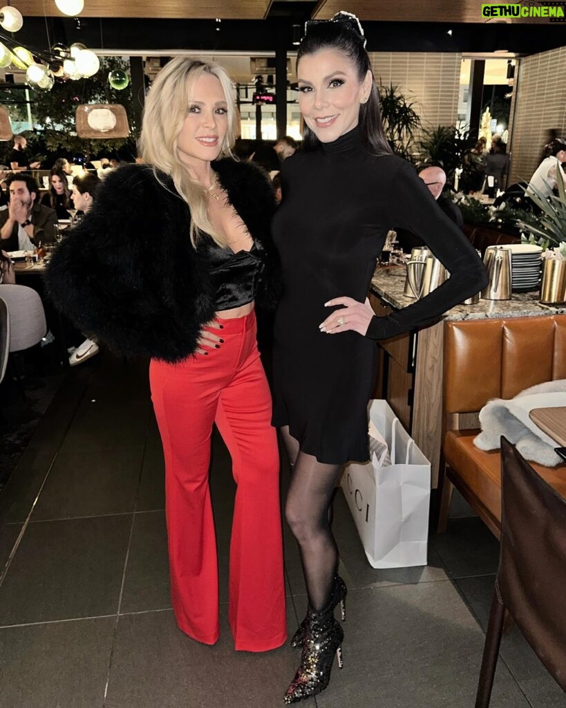 Heather Dubrow Instagram - Oh what fun seeing all of the RHOC ladies last night! We celebrated the holidays & a great season 17!! Next up - “winter break” ❄☃ (but if the rumors are true … it might be a short one 🤷🏻‍♀😂💃🏻🍊)