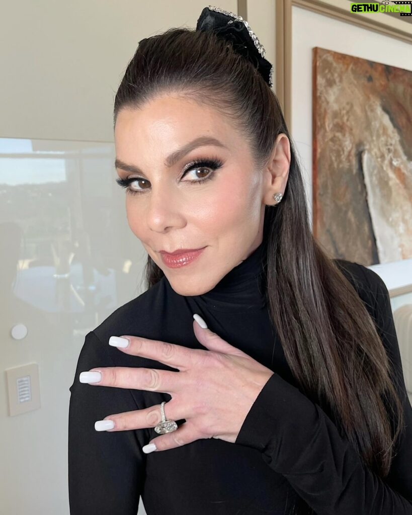 Heather Dubrow Instagram - Oh what fun seeing all of the RHOC ladies last night! We celebrated the holidays & a great season 17!! Next up - “winter break” ❄☃ (but if the rumors are true … it might be a short one 🤷🏻‍♀😂💃🏻🍊)